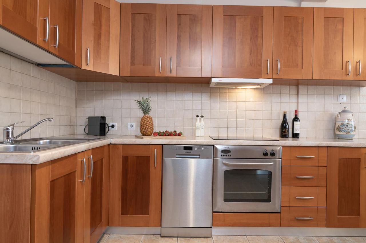 Villa Elizabeth - Seafront Classic Villa! أرغاسي المظهر الخارجي الصورة