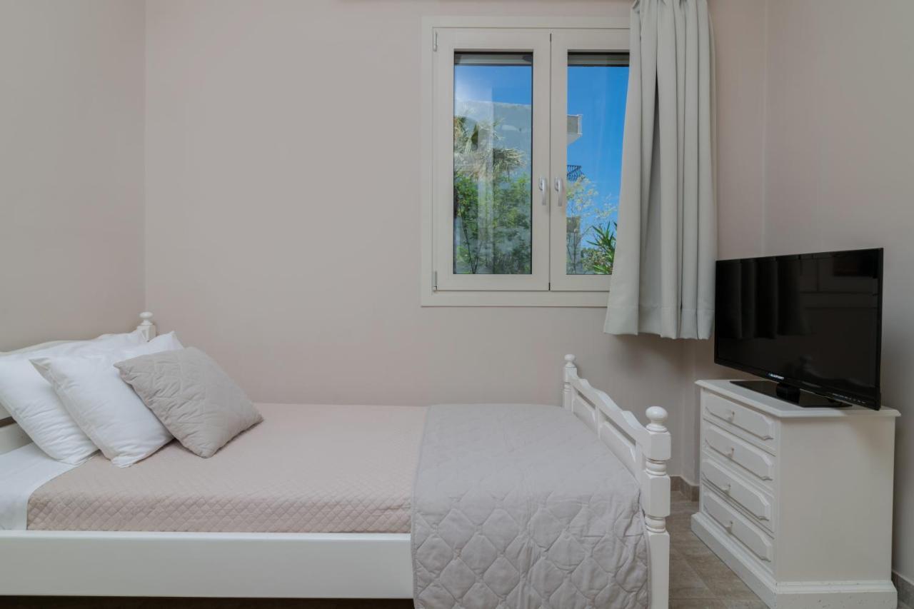 Villa Elizabeth - Seafront Classic Villa! أرغاسي المظهر الخارجي الصورة